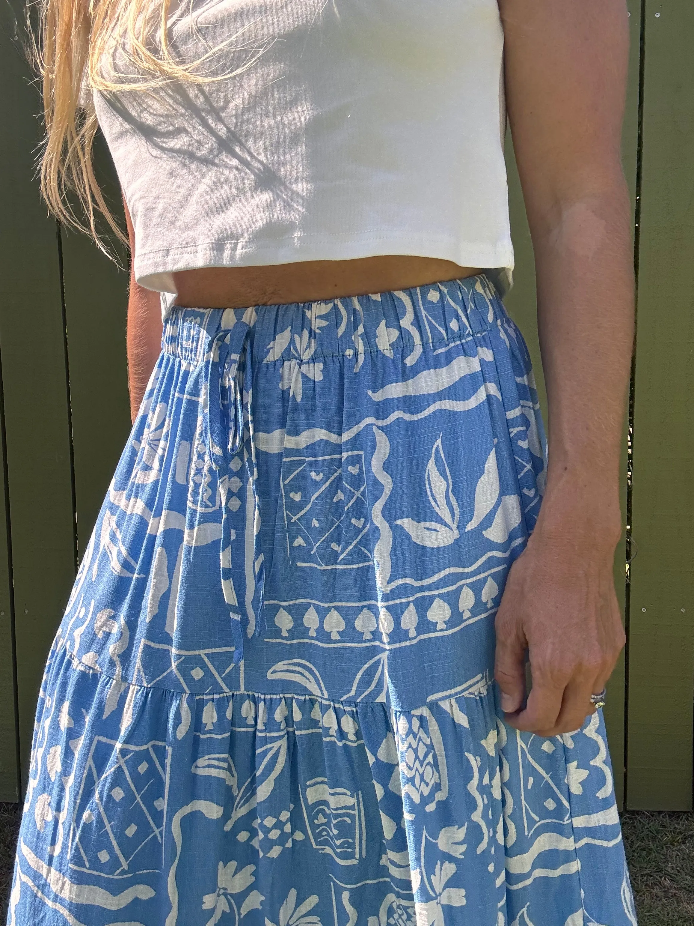 Boho in Blauem Midi-Rock