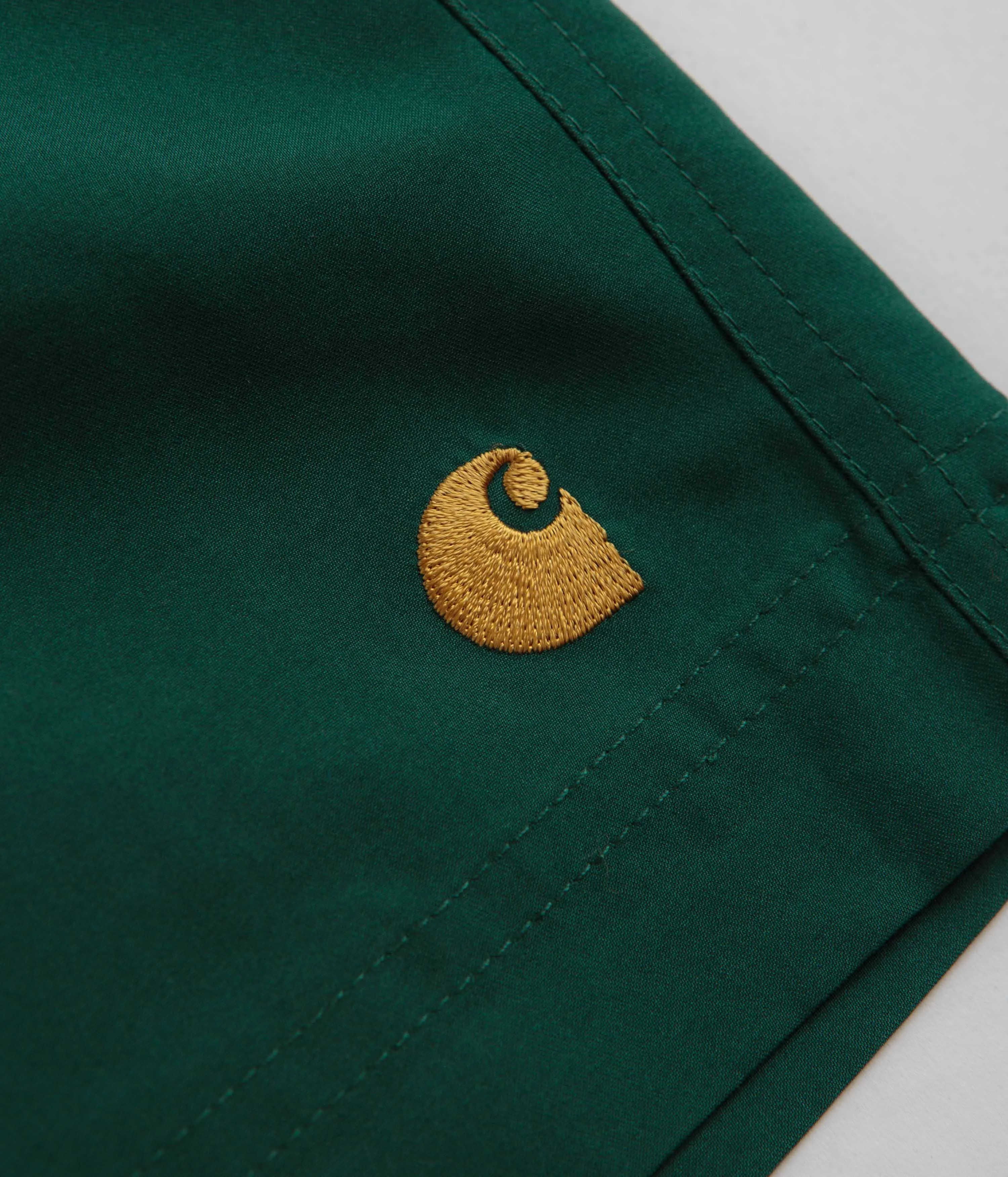 Carhartt Chase Badeshorts - Kerbel / Gold Carhartt
