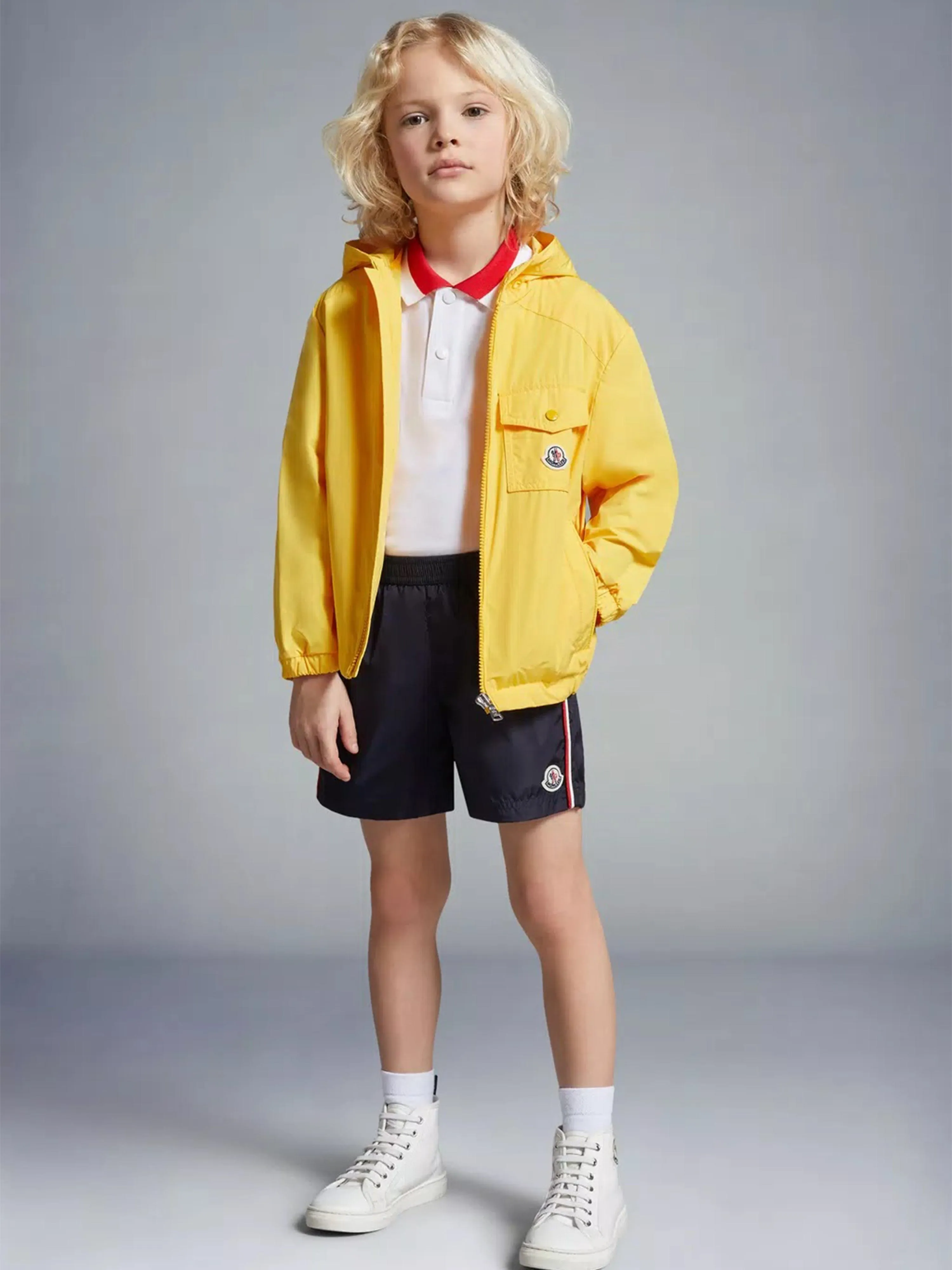 Moncler Enfant Jungen Logo Badeshorts in Marine